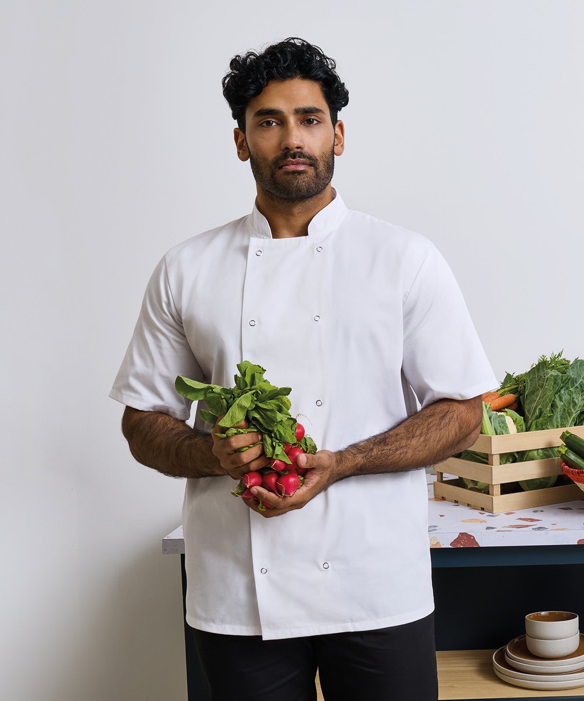 Chef wearing shite short sleeves chef coat